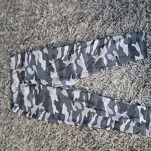 🩶Woman Size M Cropped Leggings🖤